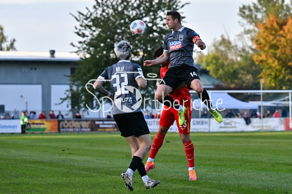 FC Augsburg - SSV Ulm 1846 Fussball | v. l. Niklas KÖLLE (SSV Ulm 32), Dennis DRESSEL (SSV Ulm 14) und Maximilian BAUER (FC Augsburg 23) / Zweikampf / Duell / Kopfball / Testspiel: FC Augsburg - SSV Ulm 1846 Fussball; TSV Burgau Sportzentrum am 08.10.2025