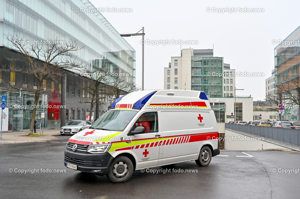 Med Campus III_ Kepler Universitaetsklinikum Linz_ 04.01.2023-14 | 04.01.2021, Linz, AUT, Med Campus III, im Bild Kepler Universitaetsklinikum Linz, Medcampus III, Rettungsfahrzeug