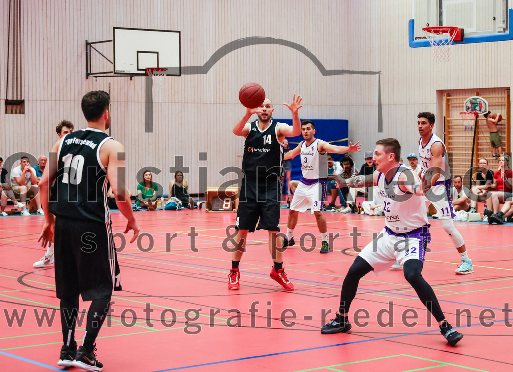 2022-05-15_121_SpVgg_Altenerding_gegen_TSV_Muenchen-Forstenried | Erding, Deutschland, 15.05.2022:
Basketball, Bezirksliga 2021 / 2022, Play-Offs, SpVgg Altenerding gegen TSV München-Forstenried, Endergebnis: 55:57

Tarek Lamar (TSV München-Forstenried, #10), Felix Schuster (TSV München-Forstenried, #14), Robert Csaki (SpVgg Altenerding, #22)

Foto: Christian Riedel / fotografie-riedel.net