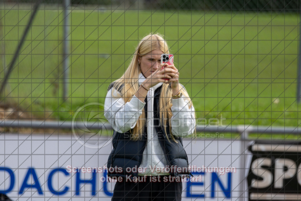 20250928_130426_0085 | #,1.FC Donzdorf (schwarz) vs. TV Derendingen (rot), Fussball, Frauen-Verbandsliga Württemberg, 03. Spieltag, Saison 2025/2026, Rasenplatz Lautertal Stadion, Süßener Straße 16, 73072 Donzdorf, 28.09.2025 - 13:00 Uhr,Foto: PhotoPeet-Sportfotografie/Peter Harich
