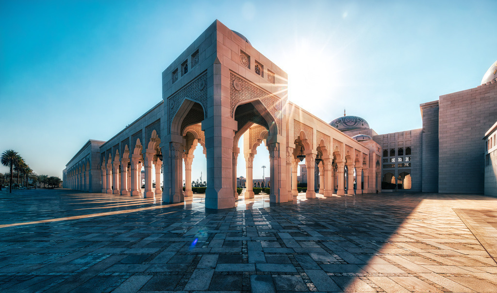 Imposanter Qasr Al Watan in Abu Dhabi,strahlende arabische Architektur | Das Bild zeigt die markanten Bogengänge und die arabische Architektur des Qasr Al Watan, dem funktionierenden Präsidentenpalast und Kulturpalast der Vereinigten Arabischen Emirate in Abu Dhabi.Standort: Der Palast befindet sich im westlichen Teil der Halbinsel Ras Al Akhdar in Abu Dhabi und ist für die Öffentlichkeit zugänglich.Architektur: Das Gebäude besteht aus hellem Granit und Kalkstein, geprägt von traditionellen islamischen Mustern, großen gewölbten Bögen und einer imposanten Zentralkuppel - Realisiert mit Pictrs.com