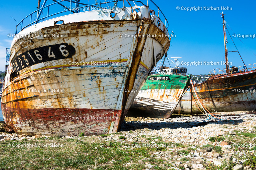 Reisefotografie - Frankreich - Atlantikkueste | Schiffsfriedhof im bretonischen Hafen von Camaret-Sur-Mer. - Realisiert mit Pictrs.com