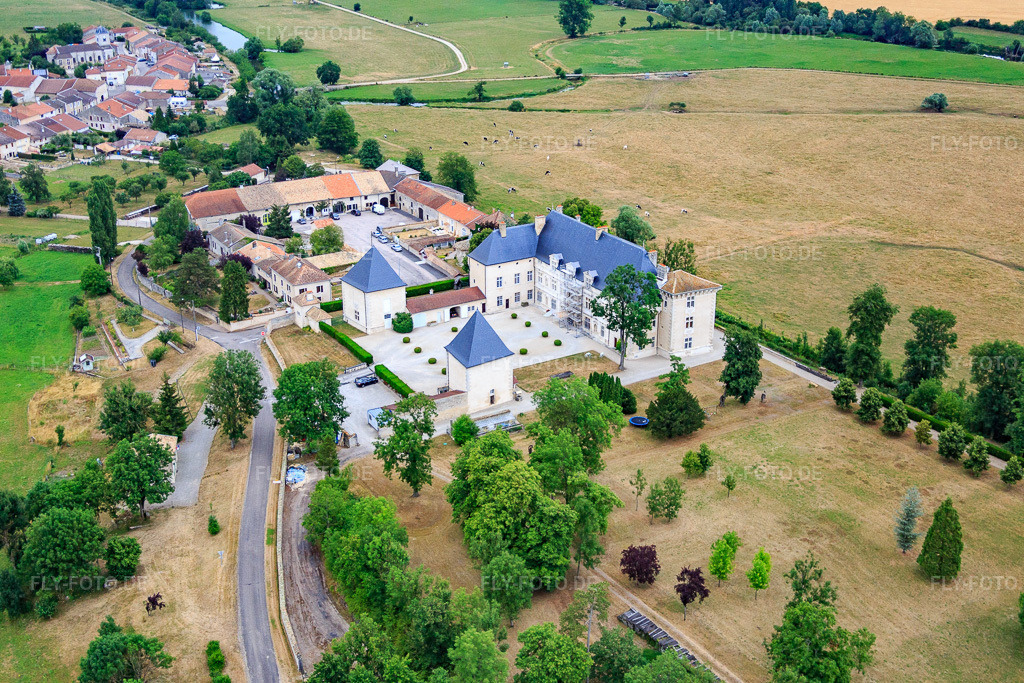 Luftbild: Château de Montbras in Montbras im Bundesland Meuse in Frankreich. – Foto: IMG_083576.jpg vom 13.07.2015 durch Werner Riehm/FLY-FOTO.de – Auflösung des Originals: 5222 x 3481 px – Le Chateau de Montbras vous accueille dans la Meuse