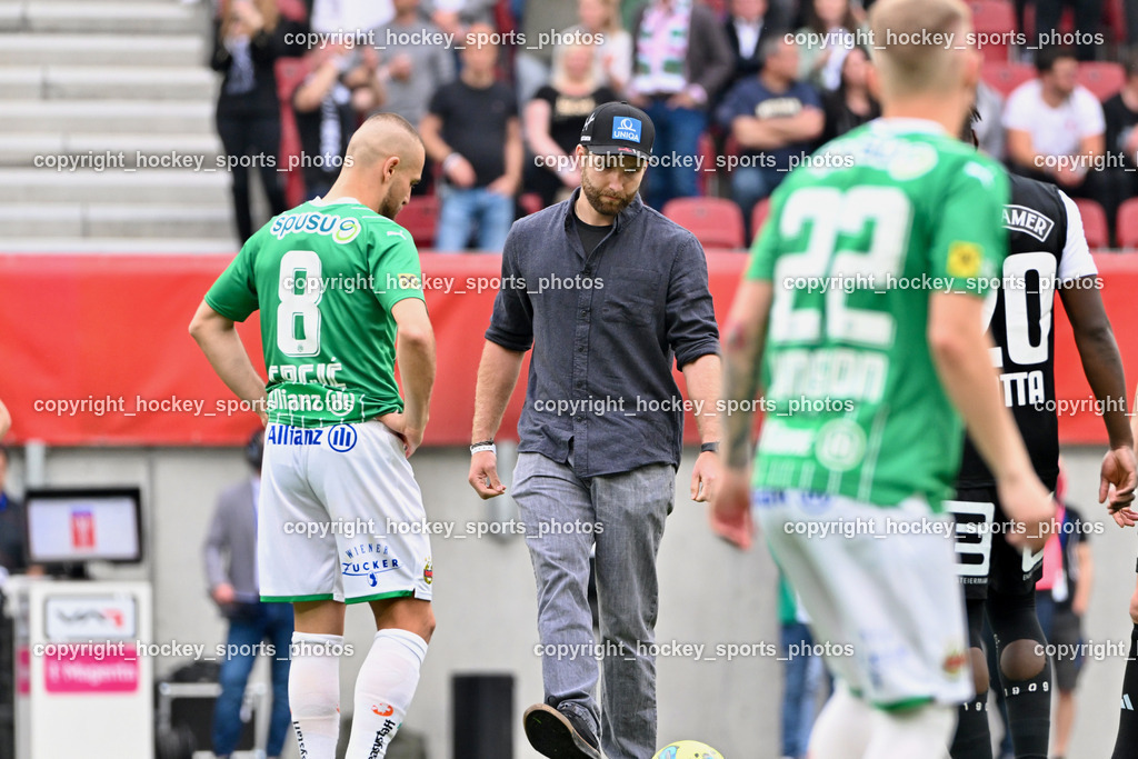 SK Puntigamer Sturm vs. SK Rapid Wien Siegerehrung, Impressionen | #8 Lukas Grgic, Ehrenanstoss ÖFB Cupfinale Marco Schwarz, SK Puntigamer Sturm vs. SK Rapid Wien Siegerehrung, Impressionen, SK Puntigamer Sturm vs. SK Rapid Wien Siegerehrung, Impressionen am 01.05.2024 in Klagenfurt (Wörthersee Stadion ), Austria, (Photo by Bernd Stefan)