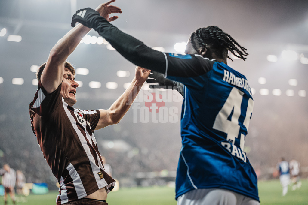 Fußball | Männer | Saison 2025/2026  | Fußball-Bundesliga | 19. Spieltag | FC St. Pauli vs. Hamburger SV | 23.01.2026 | Rangelei zwischen v.l. Arkadiusz Pyrka (#11, FC St. Pauli) und Fabio Balde (#45, HSV)