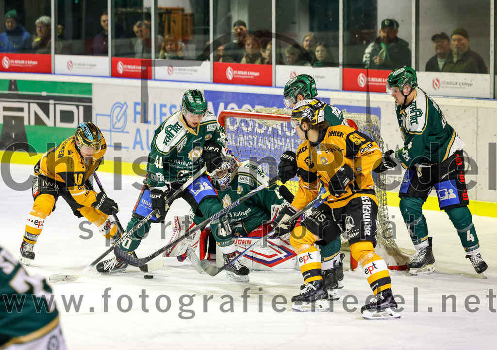 2026-02-27_089_TSV_Erding_gegen_EV_Fuessen | Erding, Deutschland, 27.02.2026:Eishockey, Oberliga Süd 2025 / 2026, 51. Spieltag, TSV Erding gegen EV Füssen, Endergebnis: 2:4Bauer Neudecker (EV Füssen, #18), Dennis Miller (Erding Gladiators, #40), Torwart Raphael Fössinger (Erding Gladiators, #60), Jesse Kauhanen (Erding Gladiators, #4)Foto: Christian Riedel / fotografie-riedel.net