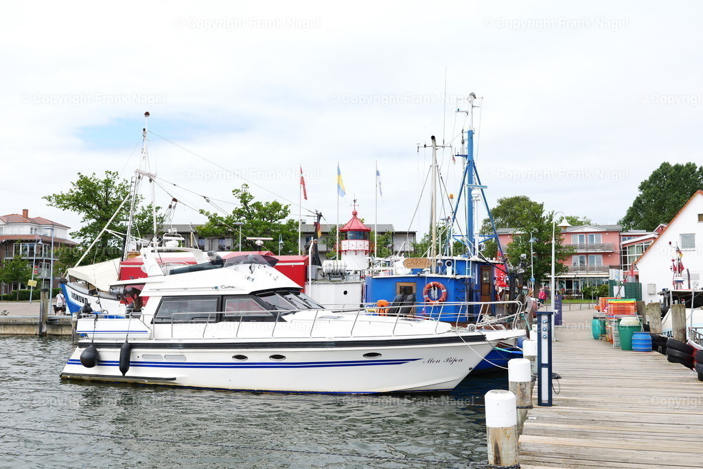 Hafenanlage mit Booten | Im Hafenbereich legen Fischerboote, Jachten und Segelboote an.  - Realisiert mit Pictrs.com