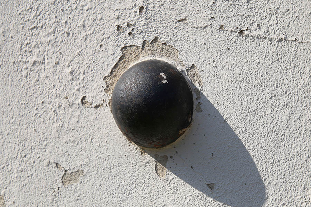 Dölitzer Wassermühle - Kanonenkugel | Entdecke über 20 Kategorien Leipzig-Motive: Foto-Downloads, hochwertige Poster, Leinwand- & Fine-Art-Prints. Jetzt Lieblingsfoto im Bildlexikon Leipzig Shop bestellen!