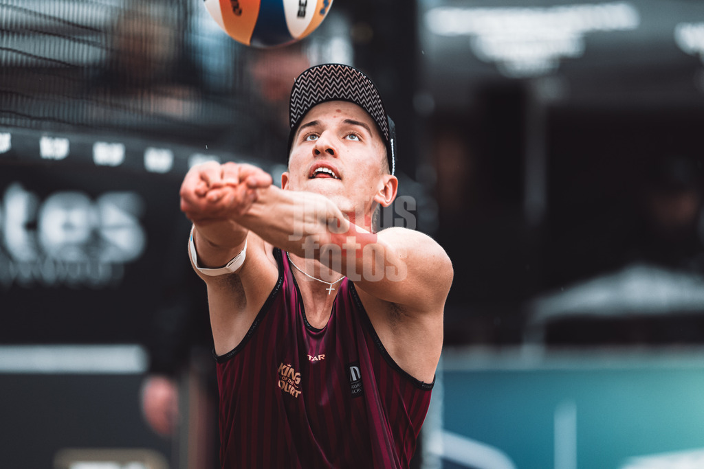 Beachvolleyball | Männer | Queen and King of the Court | Hamburg | 31.05.2024 | Momme Lorenz spielt den Ball