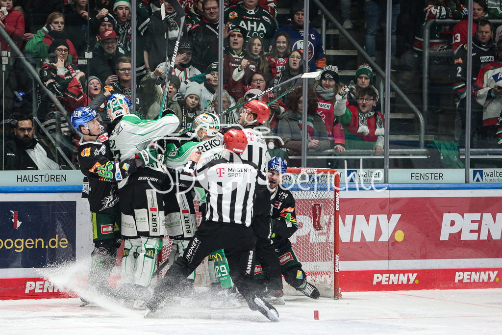 Augsburger Panther - Bietigheim Steelers | Eine kleine Rangelei vor dem Tor von Markus KELLER (AEV #35)