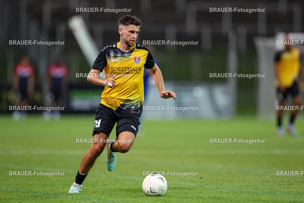 SB_KFCBAU_20250815_5348.JPG -  - KFC Uerdingen - SF Baumberg - Oberliga Niederrhein | Krefeld, Deutschland, 15.08.25: Mohammed Yasin Benslaiman Benktib (KFC Uerdingen) in Aktion, am Ball, Einzelaktion während des Oberliga Niederrhein Spiels zwischen KFC Uerdingen - SF Baumberg in der Grotenburg Stadion am 15. August 2025 in Krefeld, Deutschland. (Foto von Stefan Brauer/Brauer-Fotoagentur)