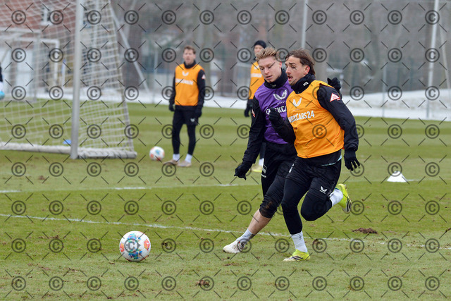 RGE_7600b | Hertha BSC, 2.Bundesliga, Herren, Training, Saison 2025/26, im Bild von li. Julian Eitschberger ( Hertha BSC ),  Michal Karbownik ( Hertha BSC )  Fotograf:  Ralf Gebhardt - Realisiert mit Pictrs.com