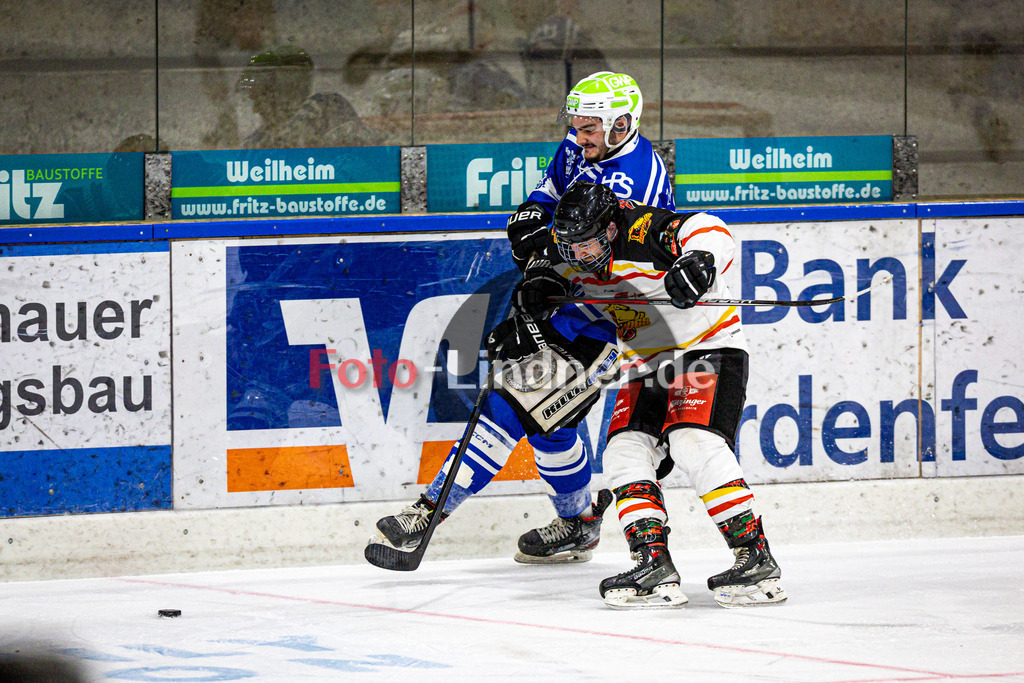 SC Forst NATURE BOYZ gegen EHC Bad Aibling AIBDOGS | Eishockey Landesliga 2025/26 Vorrunde, SC Forst NATURE BOYZ gegen EHC Bad Aibling AIBDOGS, 20251031,Zweikampf,2025-10-31 in Peißenberg (flatbuy Arena Peißenberg), Matthäus LIDL (Nature Boyz 70), Stefan WÜRMSEER (EHC Bad Aibling Torwart 5)Copyright: WolfgangxLindner www.foto-lindner.de