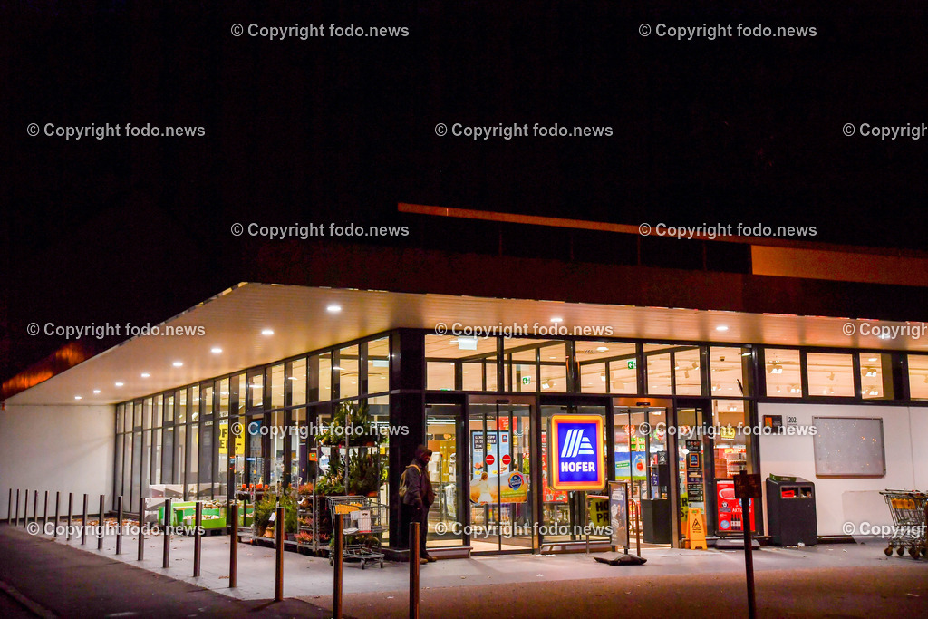 Hofer_ 05.12.2022-6 | 05.12.2022, Linz, AUT, Hofer, Lebensmittel, im Bild Hofer, Lebensmittel, Lebensmittelmarkt, einkaufen, Schild, Leuchtreklame, Werbung, Symbolbild, Feature