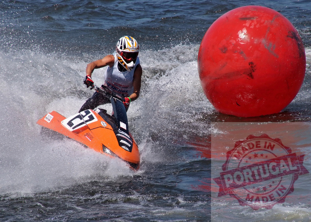 Athlete racing on jet ski watercraft is turning around a red buoy | Jet ski pilot competing in a water race and turning around a buoy - Realisiert mit Pictrs.com