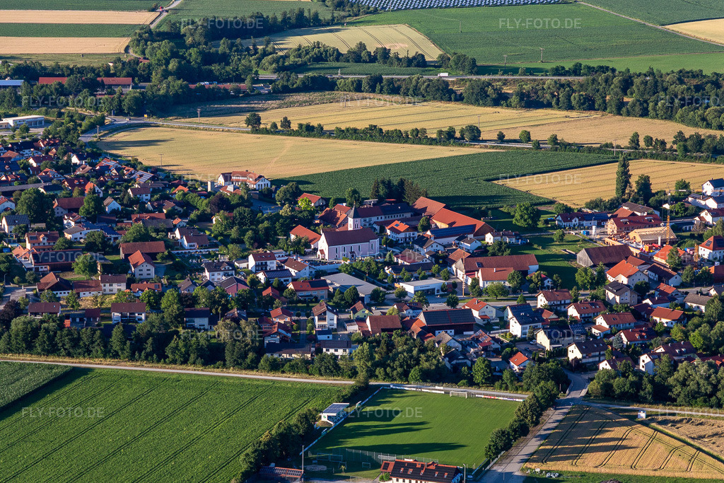 Luftbild: SC Kirchroth im Ortsteil Thalstetten in Kirchroth im Bundesland Bayern in Deutschland. – Foto: IMG_133231.jpg vom 03.07.2022 durch Werner Riehm/FLY-FOTO.de – Auflösung des Originals: 5088 x 3392 px – * Grün-Weiß l SC Kirchroth 1967 e.V. - Kirchroth l Fußballverein l Sportverein