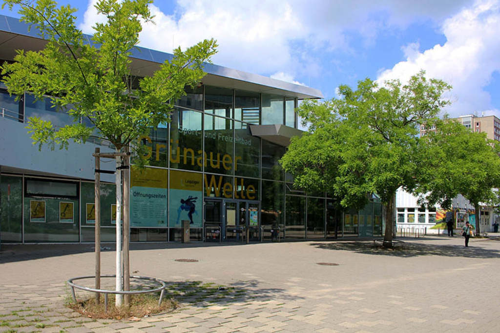 Grünau - Freizeitbad Grünauer Welle | Entdecke über 20 Kategorien Leipzig-Motive: Foto-Downloads, hochwertige Poster, Leinwand- & Fine-Art-Prints. Jetzt Lieblingsfoto im Bildlexikon Leipzig Shop bestellen!