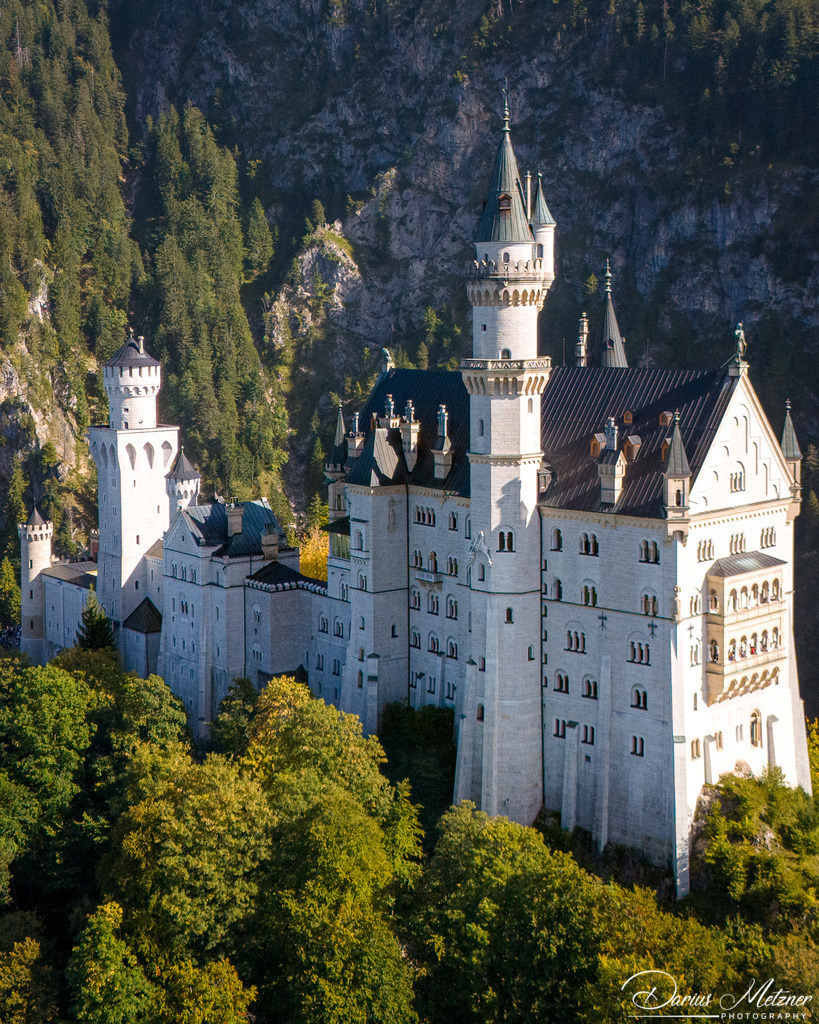 Das Schloss Neuschwanstein | Das Schloss Neuschwanstein steht oberhalb von Hohenschwangau bei Füssen im südöstlichen bayerischen Allgäu