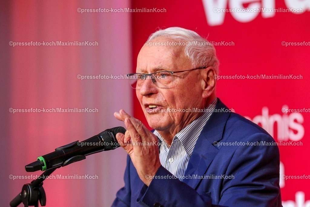 Wup06022501015 | 06.02.2025, Wahlkampfveranstaltung Bündnis Sahra Wagenknecht - Der Politiker Oskar Lafontaine bei seiner Rede in der Alten Papierfabrik in Wuppertal. 