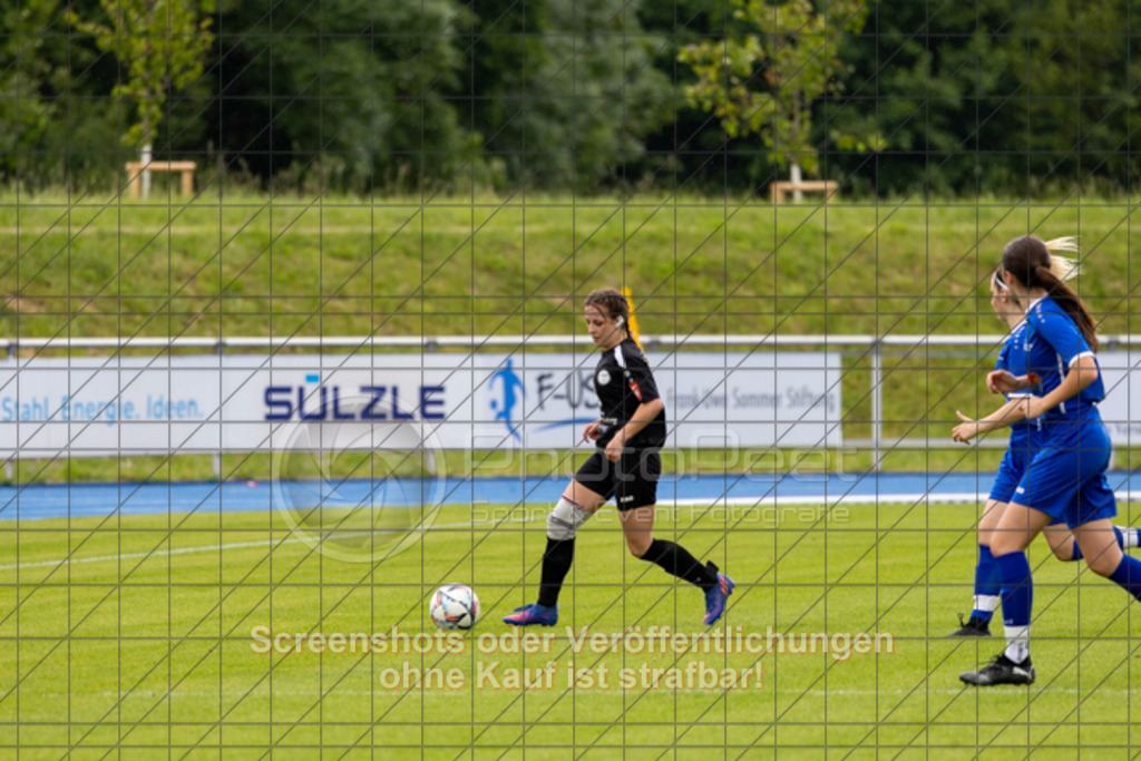 20250529_144908_1259 | #,  SGM Wendlingen-Ötlingen II (blau) vs. 1.FC Donzdorf II (schwarz), Fussball, Frauen-Bezirkspokal Finale Saison 2024/2025, Rasenplatz VfL Stadion Kirchheim, Jesinger Straße 105, 73230 Kirchheim, 29.05.2025 - 13:00 Uhr,Foto: PhotoPeet-Sportfotografie/Peter Harich