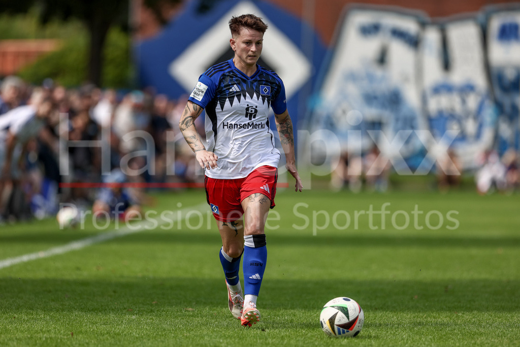 Fussball, Testspiel Frauen, Hamburger SV - Holstein Kiel | Jobina Lahr (Hamburger SV, 31) am Ball, Freisteller, Einzelbild, Ganzkörper, Aktion, Action, Spielszene