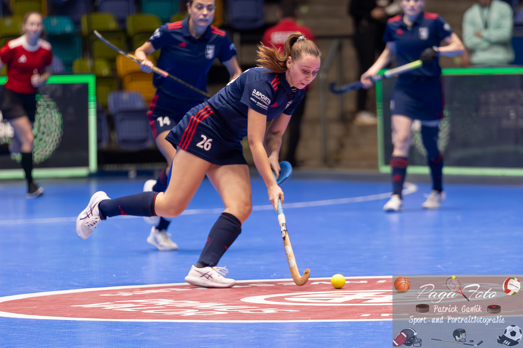 Volvo E.R.B. Final 4 Halbfinale Frauen: Mannheimer HC - Düsseldorfer HC, 25.01.2025 | Elisa Gräve (Düsseldorfer HC #26) am Ball, Mannheimer HC - Düsseldorfer HC, Frankfurt, Süwag Arena, 25.1.2025 - Realisiert mit Pictrs.com