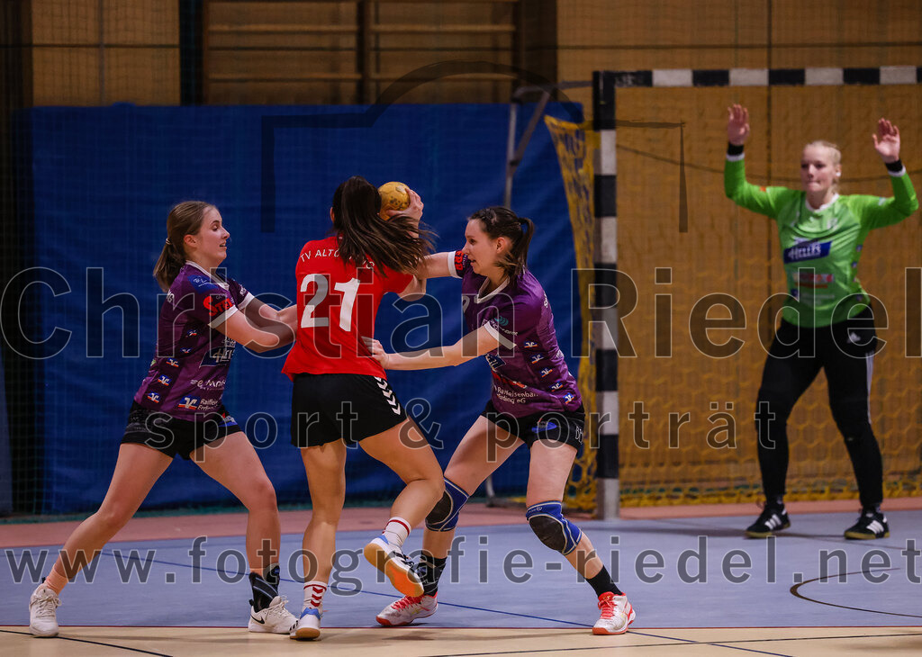 2025-01-18_075_SpVgg_Altenerding_gegen_TV_Altoetting | Erding, Deutschland, 18.01.2025:Handball, Bezirksoberliga Frauen Altbayern 2024 / 2024, 11. Spieltag, SpVgg Altenerding gegen TV Altötting, Endergebnis: 19:24Marlene Mittermeier (SpVgg Altenerding, #6), Eva Taubeneder (TV Altötting, #21), Julia Kranich (SpVgg Altenerding, #9), Torfrau Hanna Obermair (SpVgg Altenerding, #1)Foto: Christian Riedel / fotografie-riedel.net