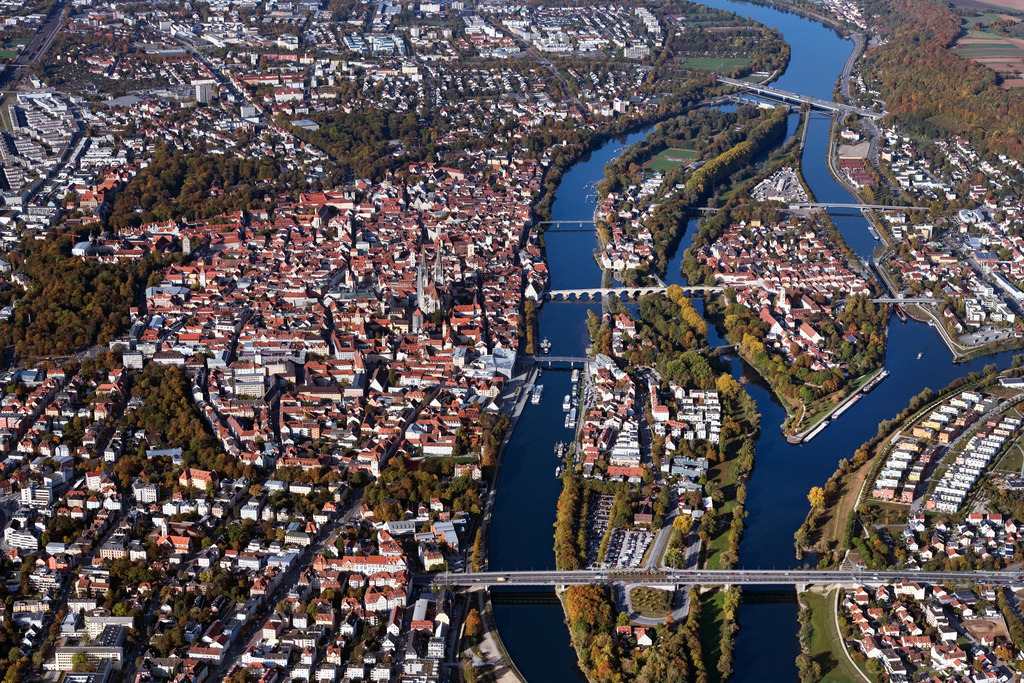 dr__0038750.jpg | REGENSBURG 23.10.2023 Stadtansicht am Ufer des Flußverlaufes der Donau an der Wöhrdstraße in Regensburg im Bundesland Bayern, Deutschland. // City view on the river bank of the river Danube on street Woehrdstrasse in Regensburg in the state Bavaria, Germany. Foto: Daniel Reiter