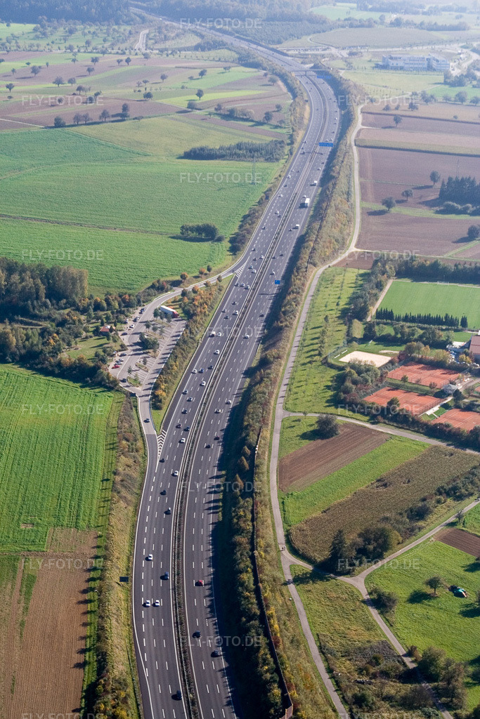 Luftbild: Streckenführung und Fahrspuren im Verlauf der Autobahn- Raststätte und Parkplatz der BAB A8 im Ortsteil Hohenwettersbach in Karlsruhe im Bundesland Baden-Württemberg in Deutschland. Foto: IMG_8626.jpg vom 14.10.2007 durch Werner Riehm/FLY-FOTO.de