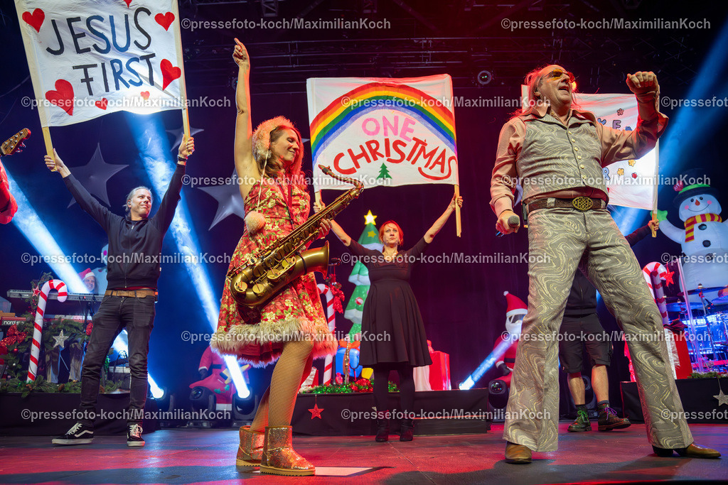 KKU20122401013 | 20.12.2024, xkkux, Düsseldorf, Mitsubishi Electric HALLE,  Die Band Guildo Horn und Die Orthopädischen Strümpfe performen bei ihrem Show-Konzert Weihnachten mit Guildo