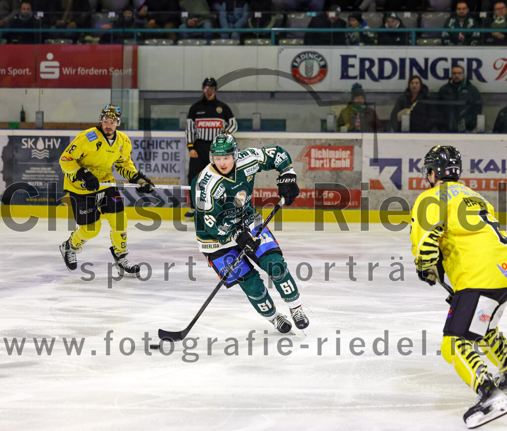 2025-12-28_124_TSV_Erding_gegen_onesto_Tigers_Bayreuth | Erding, Deutschland, 28.12.2025:Eishockey, Oberliga Süd 2025 / 2026, 31. Spieltag, TSV Erding gegen onesto Tigers Bayreuth, Endergebnis: 6:5 n.V.Kyle Bollers (onesto Tigers Bayreuth, #88), Dennis Miller (Erding Gladiators, #61)Foto: Christian Riedel / fotografie-riedel.net