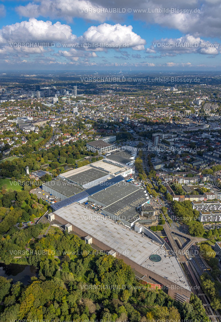 Essen241002151 | Luftbild, Messe Essen mit Grugahalle, Gesamtübersicht mit Blick zur City, Fernsicht und blauer Himmel mit Wolken, Rüttenscheid, Essen, Ruhrgebiet, Nordrhein-Westfalen, Deutschland