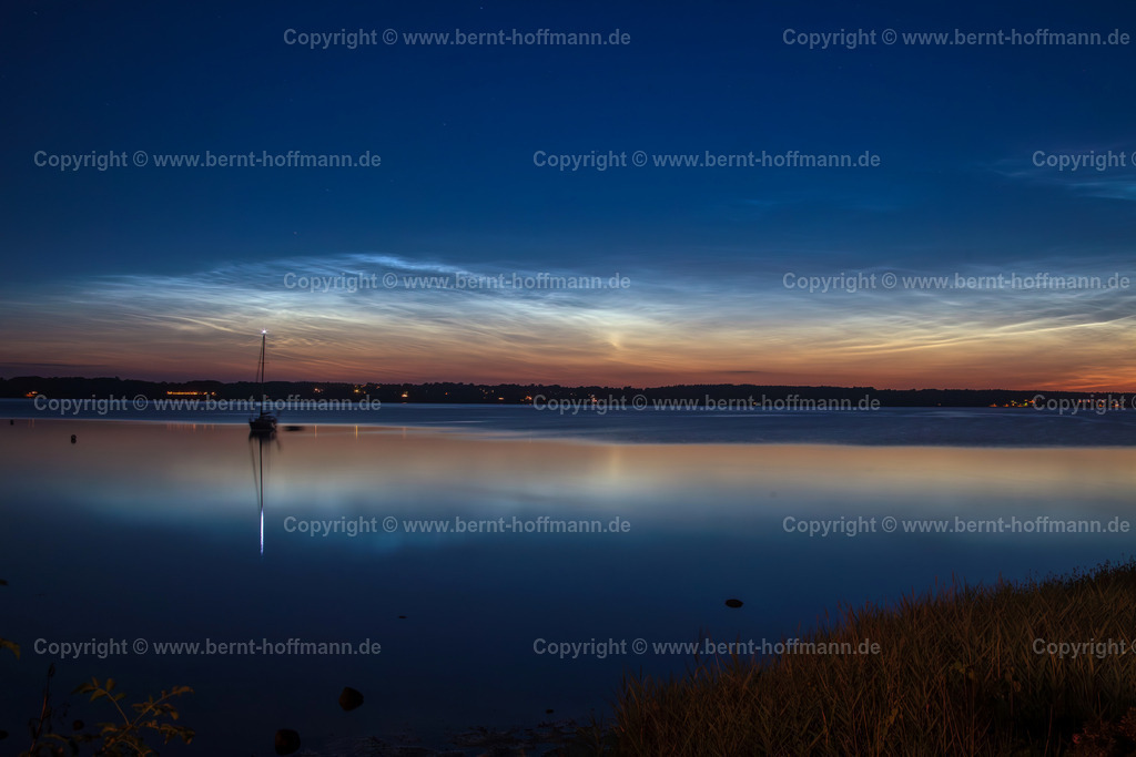 NLC_3770_Meierwik_90x60 | FOTOGRAFIE. Leuchtende Nachtwolken über der Flensburger Innenförde. __ Blick in Richtung Nordwest über die Bucht vor Glücksburg- Meierwik auf das dänische Ufer. __ Seitenverhältnis = 3 zu 2. - Realisiert mit Pictrs.com