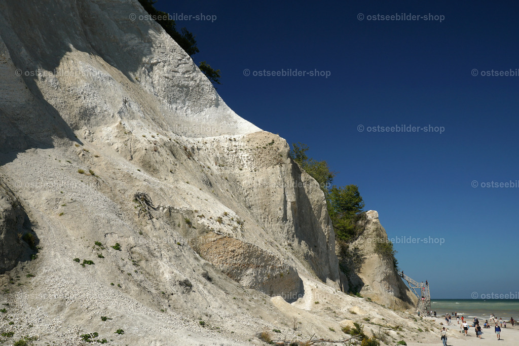 ostsee-möns-klint-menschen-am-strand | Jetzt schöne Ostseebilder für Zuhause bestellen | als Wandbild im Wunschformat | Professionelle Präsentation unter Acrylglas, auf Leinwand oder Alu-Dibond und als Poster