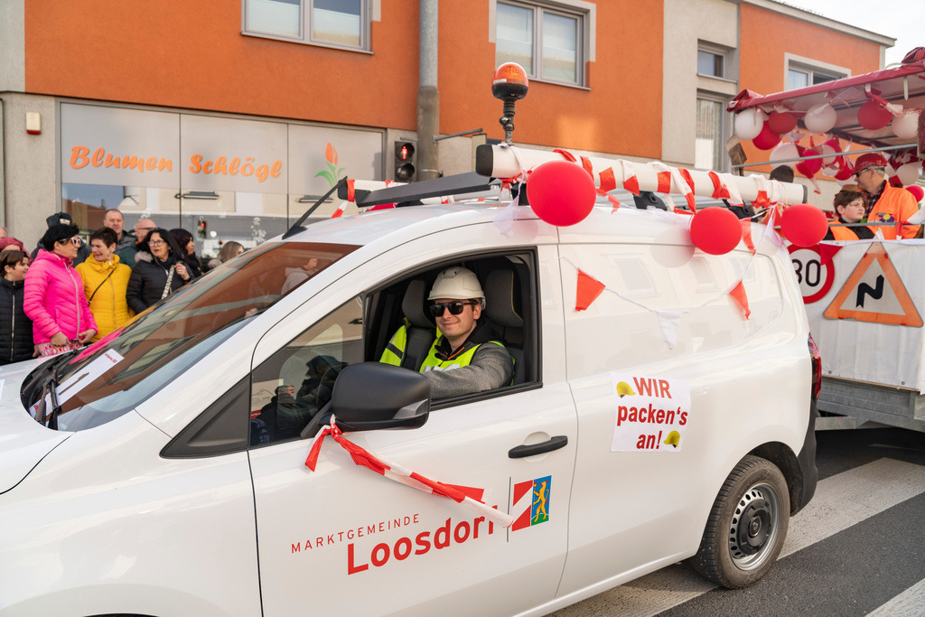 Umzug2025-089_8989 | Fotostrecke: FASCHINGSUMZUG 2025 in Loosdorf. 22 Masken(gruppen)-Teilnehmer: Loosdorfer Vereine, Wirtschaftstreibende, Gemeindeabordnungen sowie Kreditinstitute. rund 700 Besucher entlang der Hauptstrasse. Veranstaltungs-Sicherung durch Mannschaft der FF-Loosdorf mit schwerem Gerät. Maskenprämierung am EKZ-Platz durch Bgm. Thomas Vasku in den Kategorien: Bester Festwagen (Fa. gkonzept-Groissenberger; Beste Personengruppe-ASK-Loosdorf; Beste Einzelperson; Weiteste Anreise-FF Schollach;