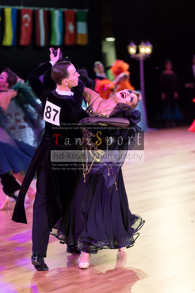 20241215_WDSF_Int_Open_Std-Riga-9350 | Tanzsportbilder, Standardtanz, Lateintanz, WDSF, DTV, LTVB, dancecomp, goc, hessen tanzt, blaues band der spree, walzer, tango, wiener walzer, slowfox, quickstepp, samba, rumba, cha-cha-cha, paso doble. jive, hd-kroft photography, turniertanzsport