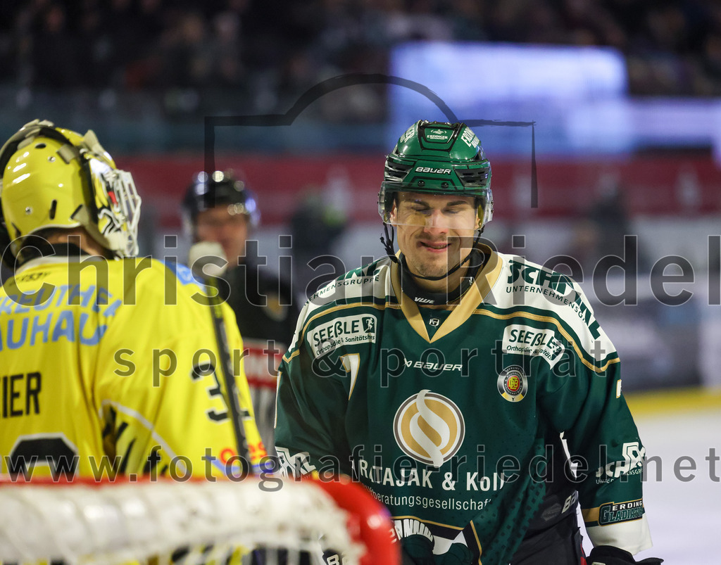 2025-12-28_070_TSV_Erding_gegen_onesto_Tigers_Bayreuth | Erding, Deutschland, 28.12.2025:Eishockey, Oberliga Süd 2025 / 2026, 31. Spieltag, TSV Erding gegen onesto Tigers Bayreuth, Endergebnis: 6:5 n.V.Torwart Maximilian Meier (onesto Tigers Bayreuth, #30), Louis Trattner (Erding Gladiators, #7)Foto: Christian Riedel / fotografie-riedel.net