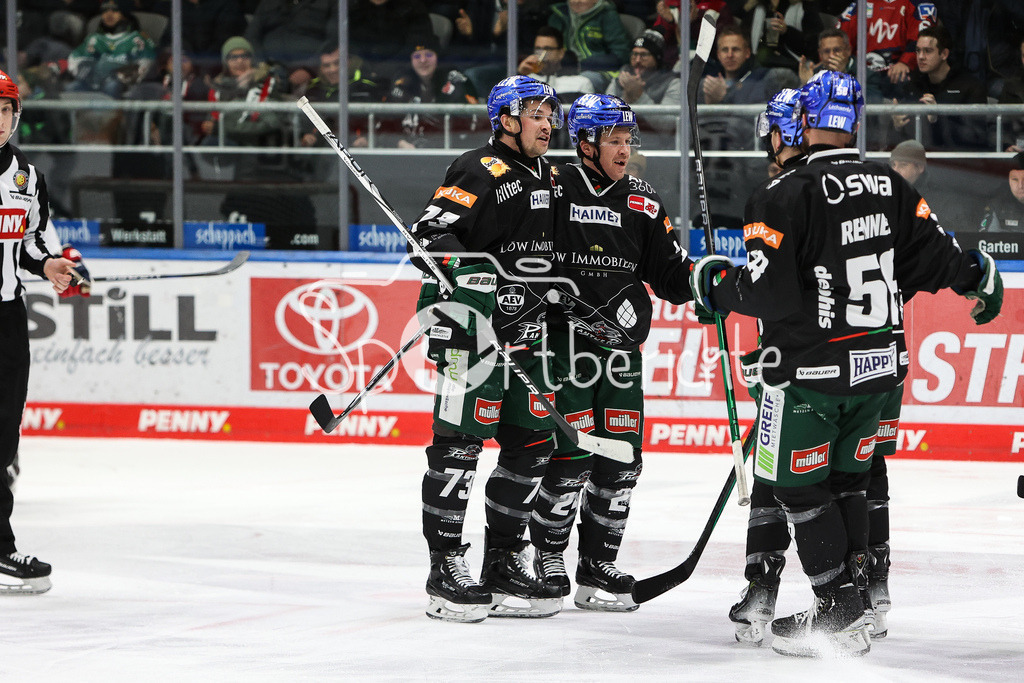 Augsburger Panther - Adler Mannheim | Jubel der Panther nach dem Anschlusstreffer zum 1-2 durch Thomas Jordan TREVELYAN (AEV #24) / Tor / Treffer / Freude / Torschuetze