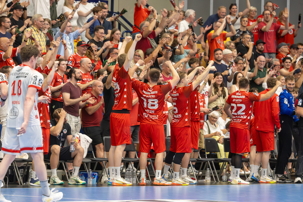 2. HBL (Handball-Bundesliga), Saison 2025/26, 32. Spieltag: Eulen Ludwigshafen gegen TuS Ferndorf | 2. HBL (Handball-Bundesliga), Saison 2025/26, 32. Spieltag: Eulen Ludwigshafen gegen TuS Ferndorf***Die Bank von Ludwigshafen feiert eine gelungene Abwehraktion - Realisiert mit Pictrs.com