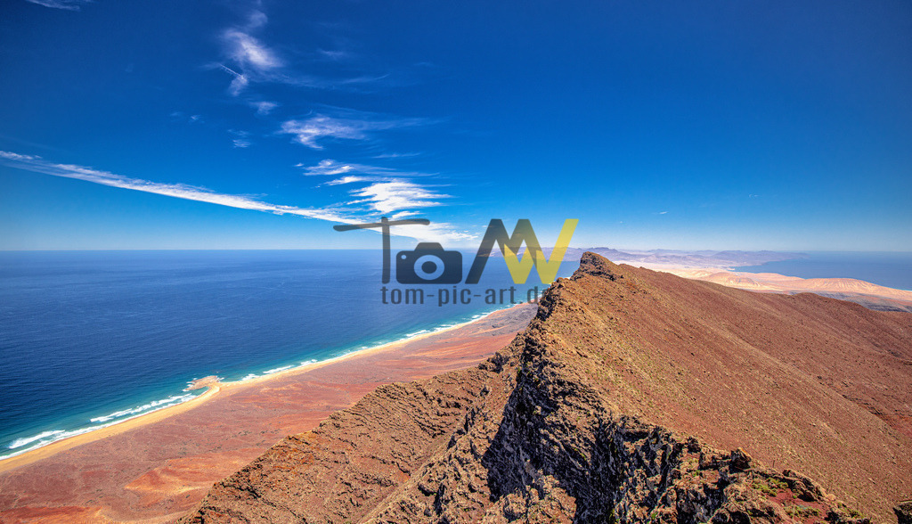 Traumhafter Ausblick vom Pico de la Zarza----Fuerteventura | Der Pico de la Zarza ist mit 807m die höchste Erhebung auf Fuerteventura. Vorausetzung vor einen tollen Ausblick ist auch eine wolkenfreie Wetterbedingung. Auch ist es gut - allerdings sehr selten - wenn es windstill ist. Durch die Böen wird viel Staub und Dreck aufgewirbelt. - Realisiert mit Pictrs.com