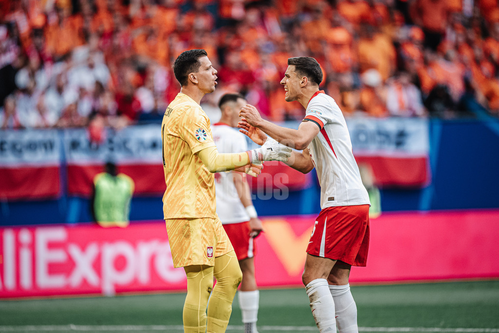 Fußball | Herren | UEFA-Fußball-Europameisterschaft 2024 | Gruppe D | Polen vs. Niederlande | 16.06.2024 | v.l. Wojciech Szczesny (#1, Polen) und Jan Bednarek (#5, Polen)