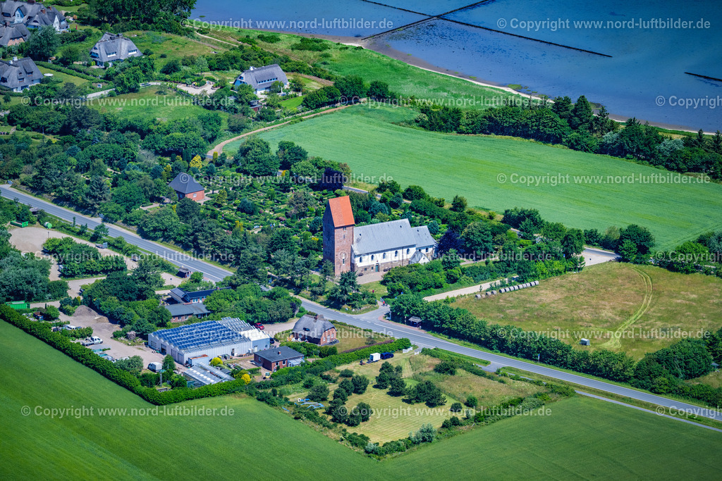 Sylt_Keitum_Kirche_St_Severin_Von_1216_Friedhof_Gartenträume_Gmbh_Co_Kg_ELS_0313210625 | SYLT 13.08.2025 Historischer Kirchen- Gebäudekomplex " St Serverin von 1216 " an der Straße Munkmarscher Chaussee in Sylt Nordsee - Insel im Bundesland Schleswig-Holstein, Deutschland. // Historic church building complex " St Serverin von 1216 " on street Munkmarscher Chaussee in Sylt North Sea Island in the state Schleswig-Holstein, Germany. Foto: Martin Elsen