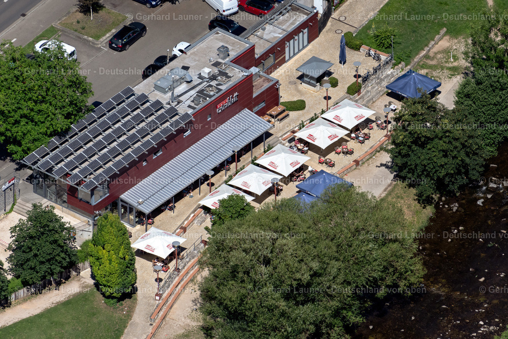 4033245 | FREIBURG IM BREISGAU 30.06.2020 Photovoltaik-Anlage auf dem Dach der Freiluft- Gaststätte "Cafe extrablatt" an der Schreiberstraße in Freiburg im Breisgau im Bundesland Baden-Württemberg, Deutschland. // Tables and benches of open-air restaurant "Cafe extrablatt" on street Schreiberstrasse in Freiburg im Breisgau in the state Baden-Wuerttemberg, Germany. Foto: Gerhard Launer