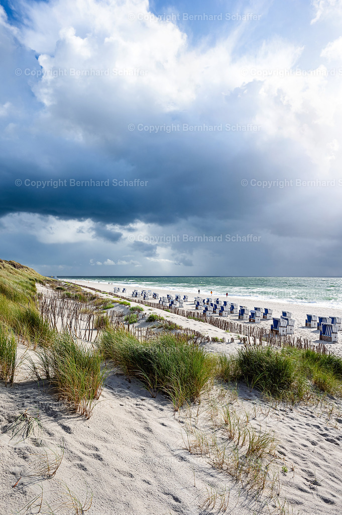 Sandstrand Hörnum | Dramatisches Wetter am Sandstrand mit Dünen in Hornum auf Sylt an der Nordsee. - Realisiert mit Pictrs.com