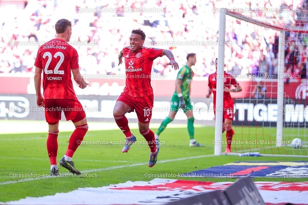 F9510052501065 | 10.05.2025, Fußball, Fortuna Düsseldorf - FC Schalke 04, 2. Fußball Bundesliga, Merkur Spiel-Arena, Saison 2024 2025: Torjubel nach dem Tor zum 2:0 durch Torschütze Myron van Brederode (Fortuna Duesseldorf #10) zusammen mit Danny Schmidt (Fortuna Duesseldorf #22) DFB regulations prohibit any use of photographs as image sequences and or quasi-video.