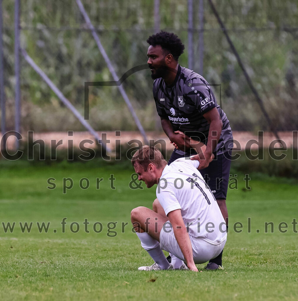 2023-08-27_083_TSV_Egmating_II_gegen_SG_Grasbrunn-Haar_II | Egmating, Deutschland, 27.08.2023:
Fußball, B-Klasse 2023 / 2024, 2. Spieltag, TSV Egmating II gegen (SG) Grasbrunn / Haar II, Endergebnis: 1:2

Moritz Busche ((SG) Grasbrunn / Haar II, #11), Natnael Gebrmeskel (TSV Egmating, #5)

Foto: Christian Riedel / fotografie-riedel.net