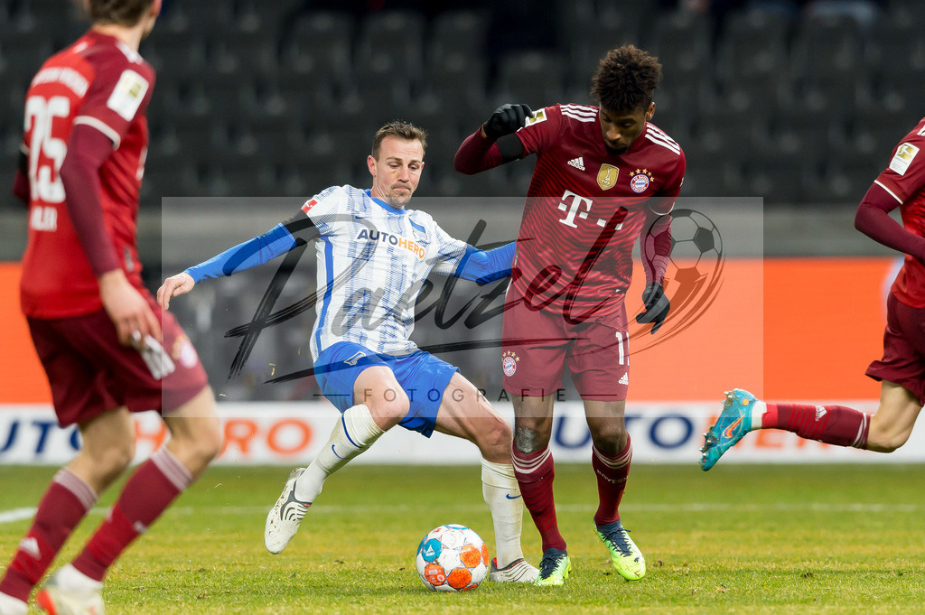 BSCFCB20220123_105 | Fussball, Herren: Vladimir Darida (Hertha BSC) und Kingsley Coman (FC Bayern Muenchen) im Zweikampf bei dem Spiel der 1. Bundesliga zwischen Hertha BSC und FC Bayern Muenchen im Olypiastadion am 23.01.2022 in Berlin, Deutschland.DFB / DFL REGULATIONS PROHIBIT ANY USE OF PHOTOGRAPHS AS IMAGE SEQUENCES AND/OR QUASI-VIDEO. - Realisiert mit Pictrs.com