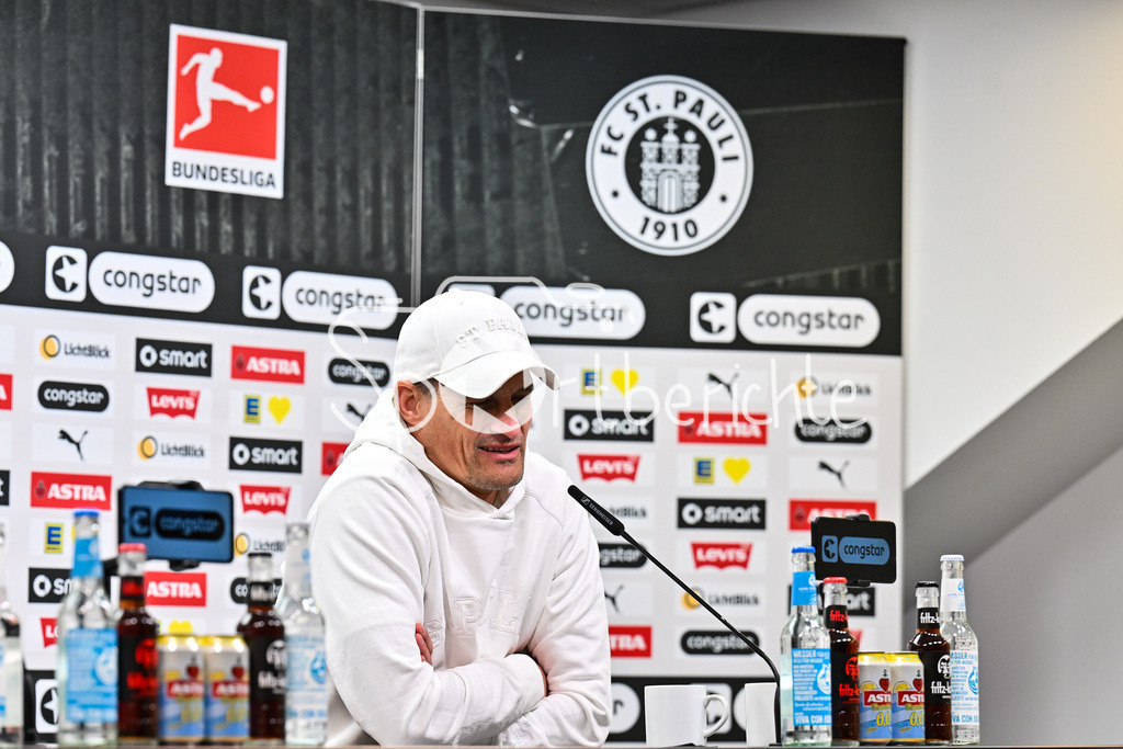 FC St. Pauli - FC Bayern München | ST. PAULI, DEUTSCHLAND - 11. APRIL: im Bild Alexander BLESSIN Trainer FC St. Pauli auf der Pressekonferenz / Einzelfoto / Freisteller nach dem Bundesligamatch zwischen dem FC St. Pauli und dem FC Bayern München am 29. Spieltag im Millerntor Stadion / DFL REGULATIONS PROHIBIT ANY USE OF PHOTOGRAPHS AS IMAGE SEQUENCES AND/OR QUASI-VIDEO