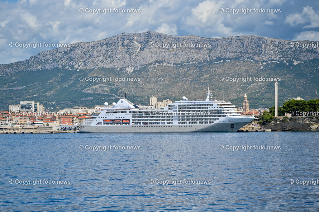 Kroatien_ Bra__ Split_ Faehre_ 09.08.2023-48 | 09.08.2023, Kroatien, HRV, Split, Gespanschaft Split-Dalmatien im Bild ein Kreuzfahrtschiff im Hafen von Split (zweitgroesste Stadt in Kroatien)