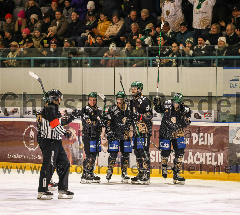 2024-02-23_019_TSV_Erding_gegen_ERSC_Amberg | Erding, Deutschland, 23.02.2024:
Eishockey, Bayernliga Playoffs 2023 / 2024, 3. Spieltag, TSV Erding gegen ERSC Amberg, Endergebnis: 2:3 n. V.

Paul Pfenninger (Erding Gladiators, #58), Mark Waldhausen (Erding Gladiators, #27), Florian Zimmermann (Erding Gladiators, #5), Michael Trox (Erding Gladiators, #86)

Foto: Christian Riedel / fotografie-riedel.net